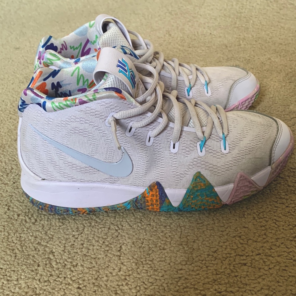 Nike Kyrie’s size 6.5 Good condition.
